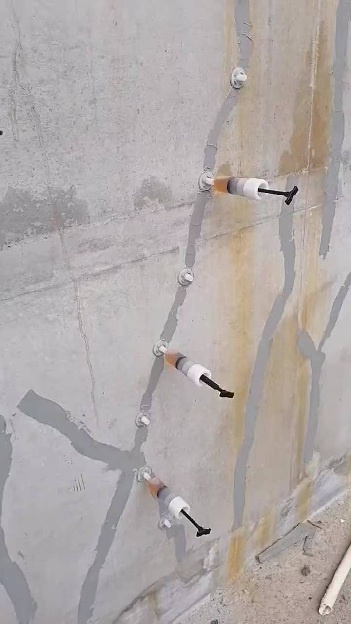 阿克苏混凝土开裂的原因